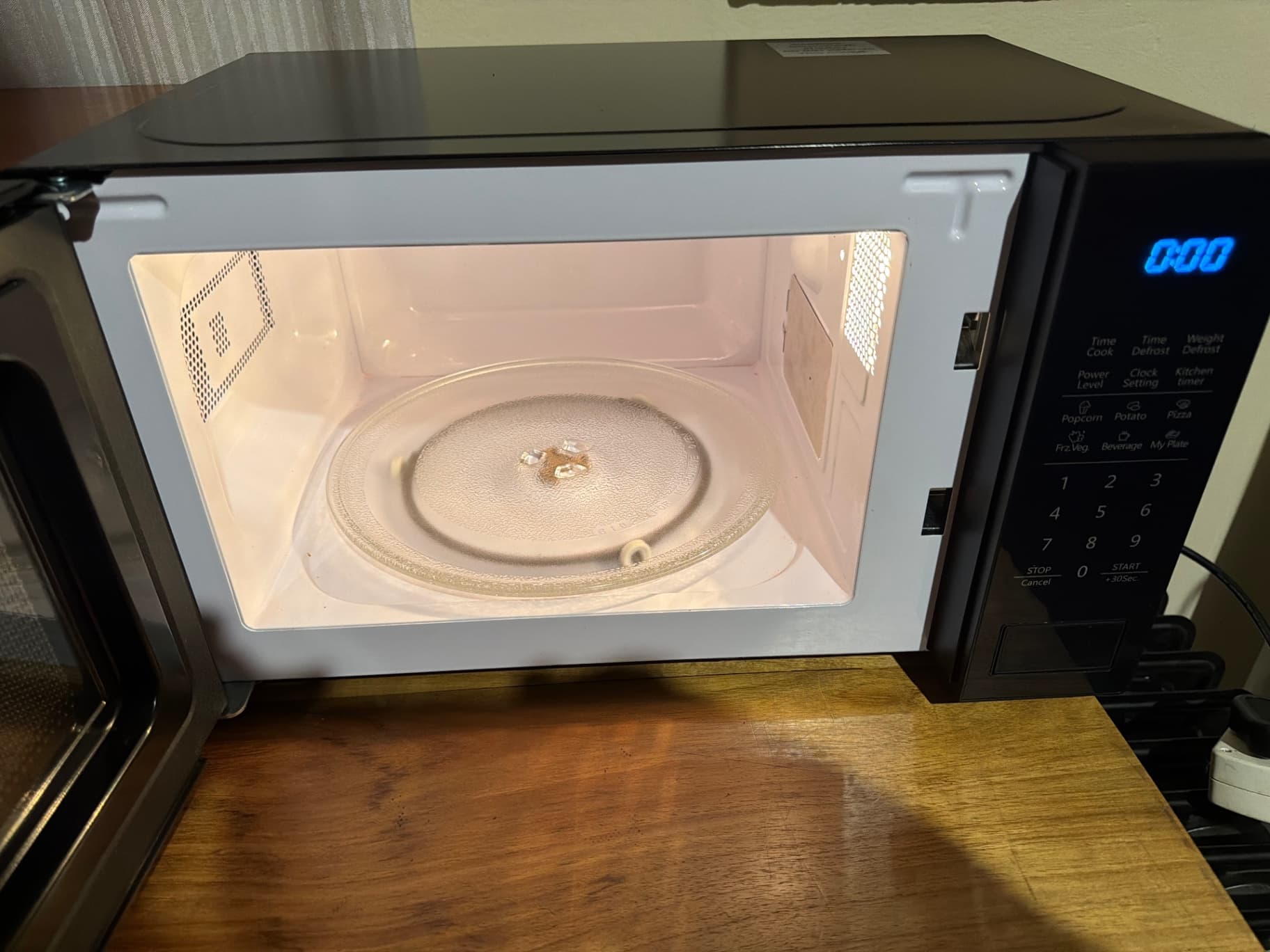 HISENSE Microwave Oven (20L) - image 2