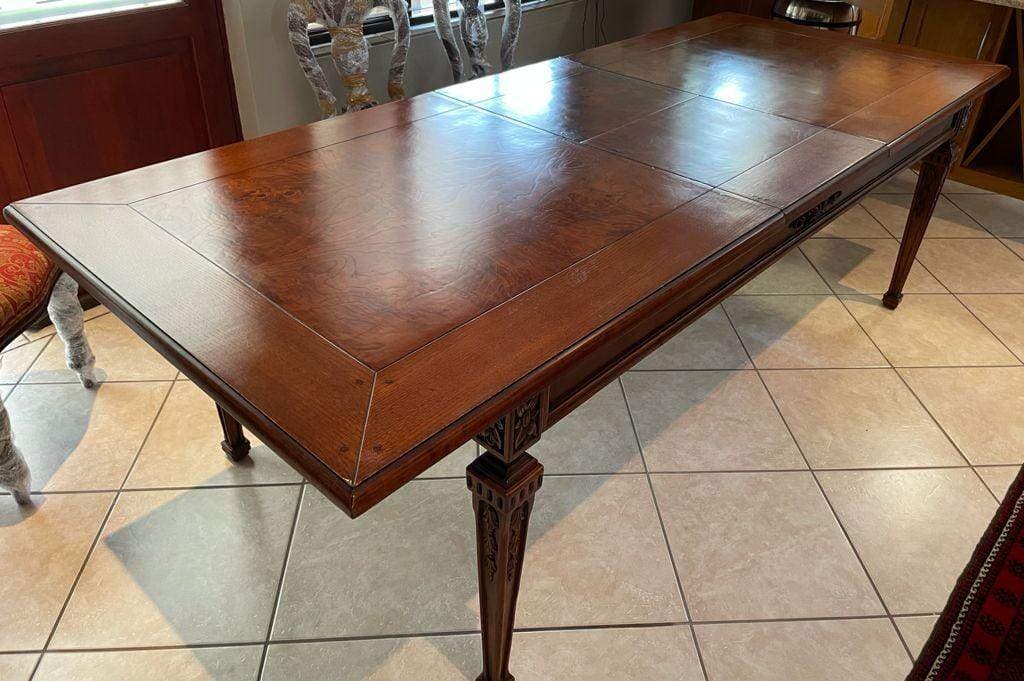 Okkerneut hout eetkamer tafel