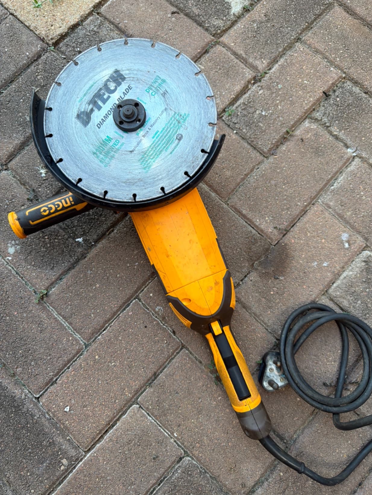 INGCO - INDUSTRIAL GRINDER (230mm)