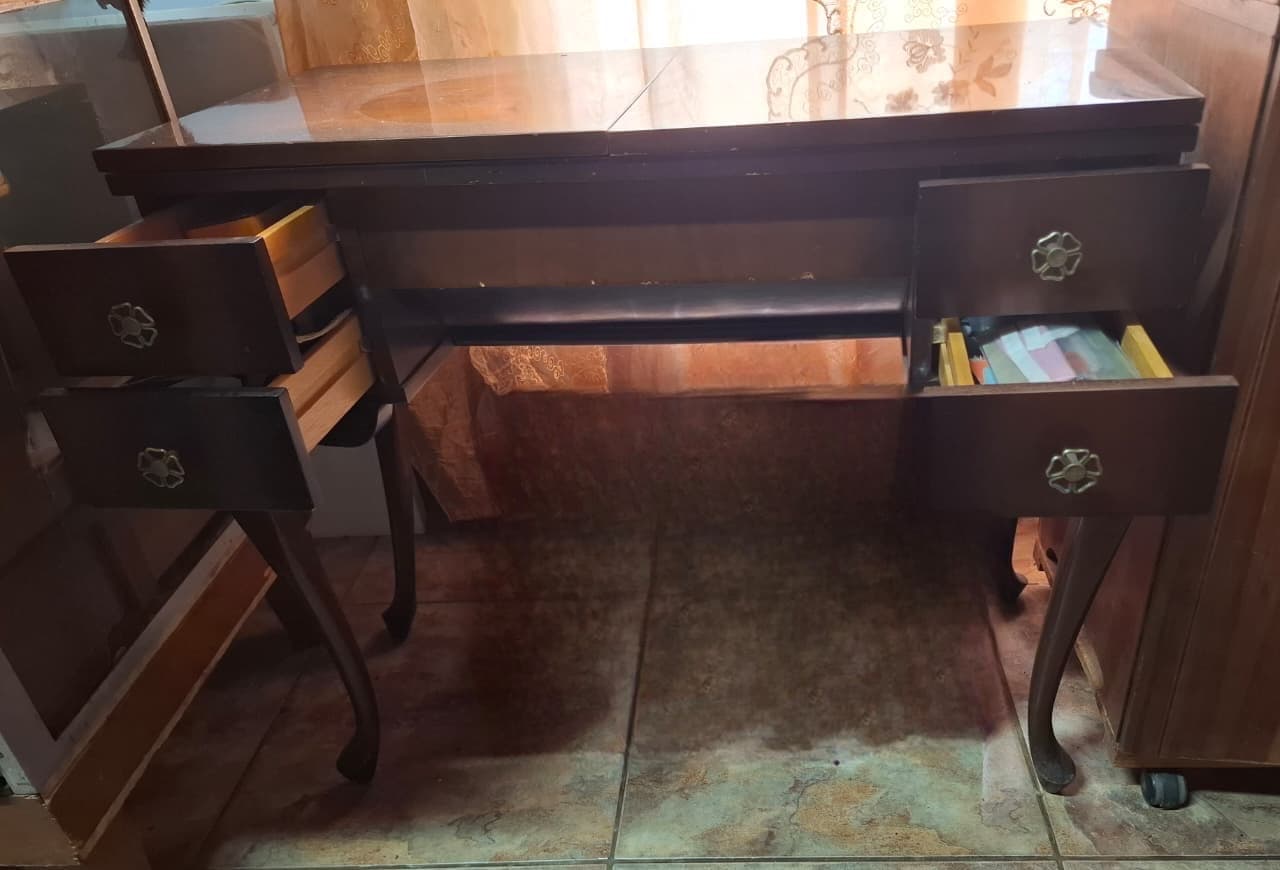 ANTIEKE NAALDWERK KAS + Naaldwerk masjien